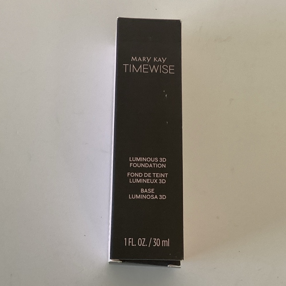 Mary Kay TimeWise Luminous 3D Foundation - New in box, beige 120
